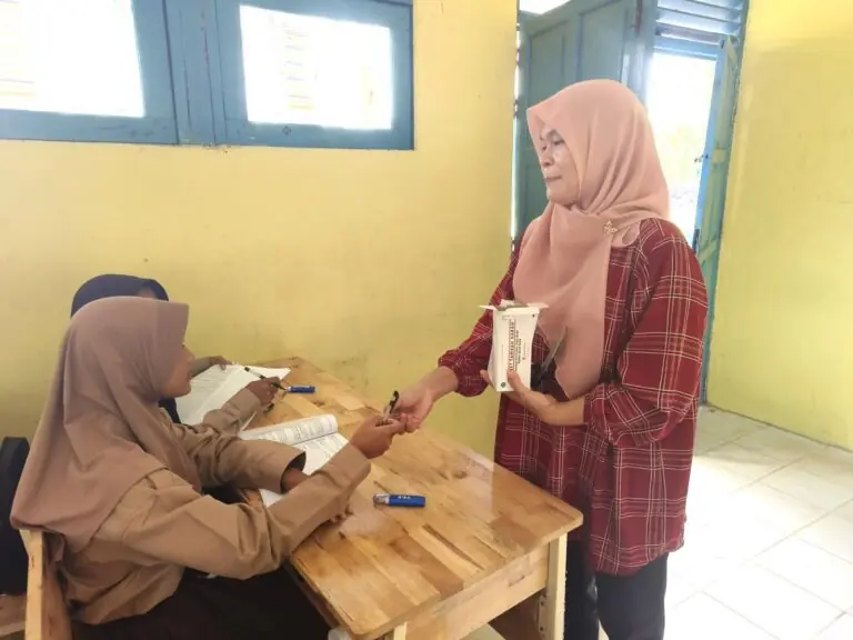 Bagikan Tablet Penambah Darah untuk Siswi