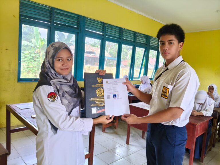 Penyerahan Surat Kelulusan & Rapor Kelas IX