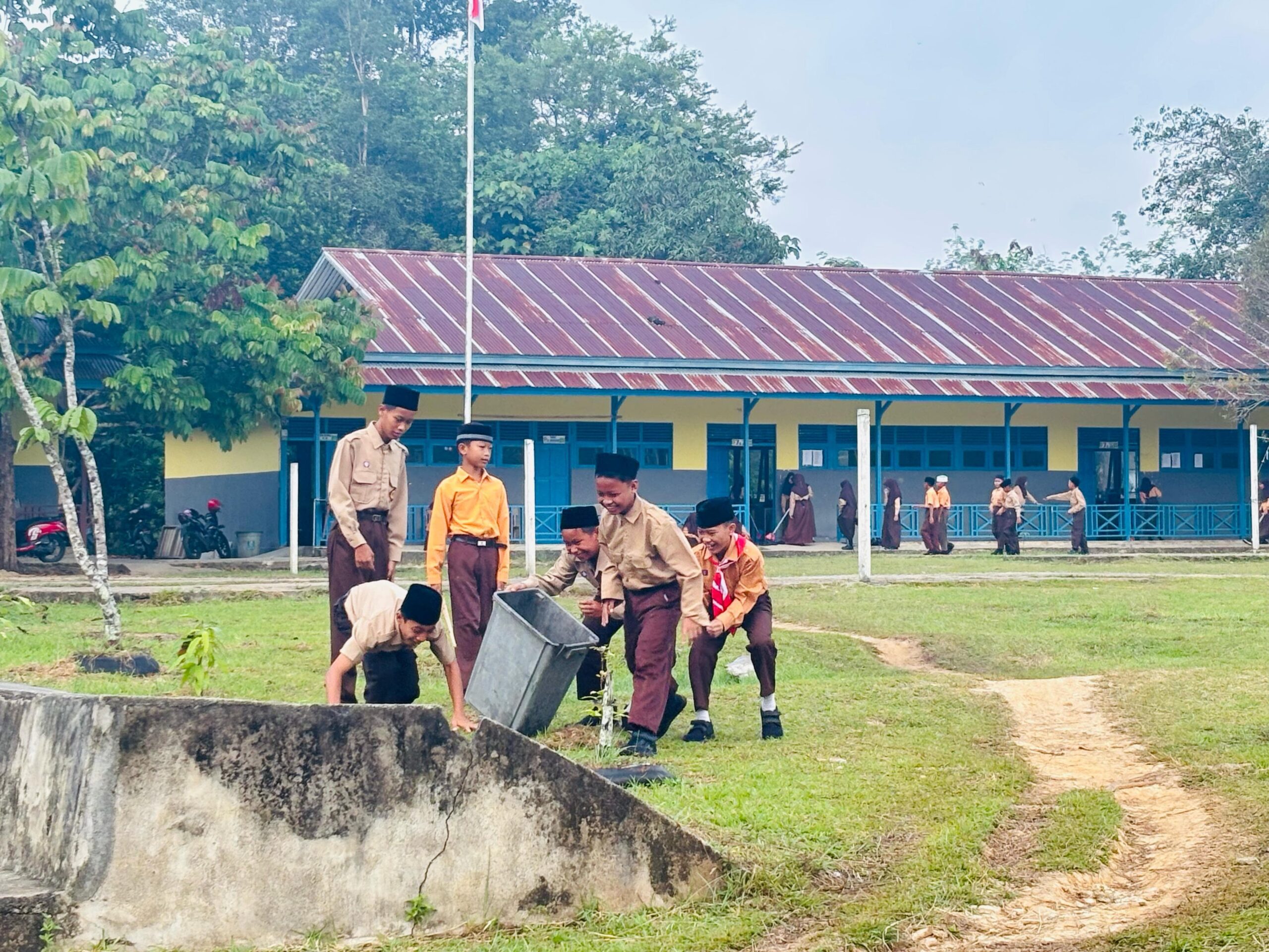 Jum’at Berkah, Madrasah Bersih dan Indah