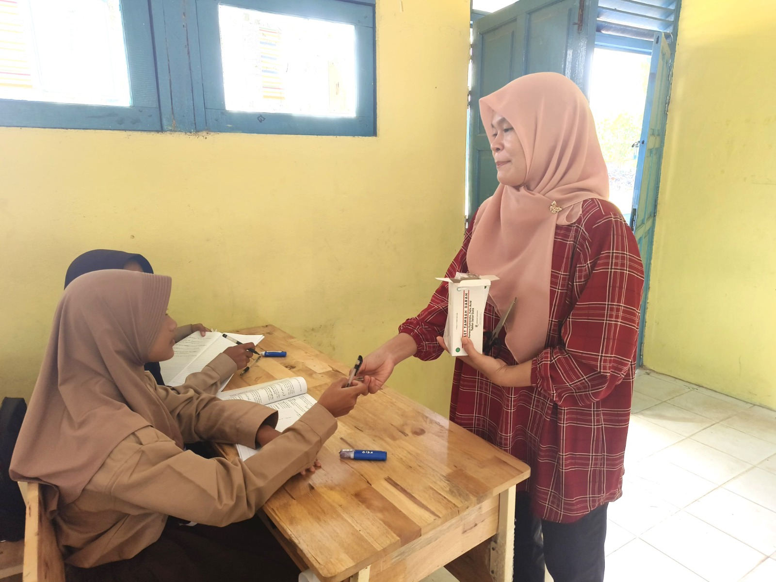 Bagikan Tablet Penambah Darah untuk Siswi